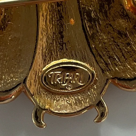 Trifari enamel Gold and Black Bee Brooch - Picture 5 of 5